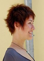 cieniowane fryzury krótkie - uczesanie damskie z włosów krótkich cieniowanych zdjęcie numer 57B